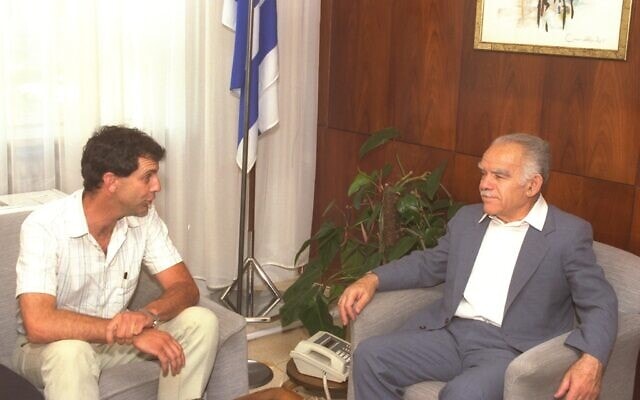 אבי קדיש (משמאל) בפגישה עם יצחק שמיר ב-24 ביוני 1990 (צילום: לע&quot;מ)
