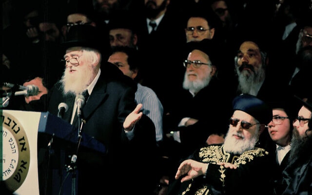 הרב עובדיה יוסף והרב אליעזר שך בהיכל הספורט יד אליהו ב-1990 (צילום: משה שי/פלאש90)