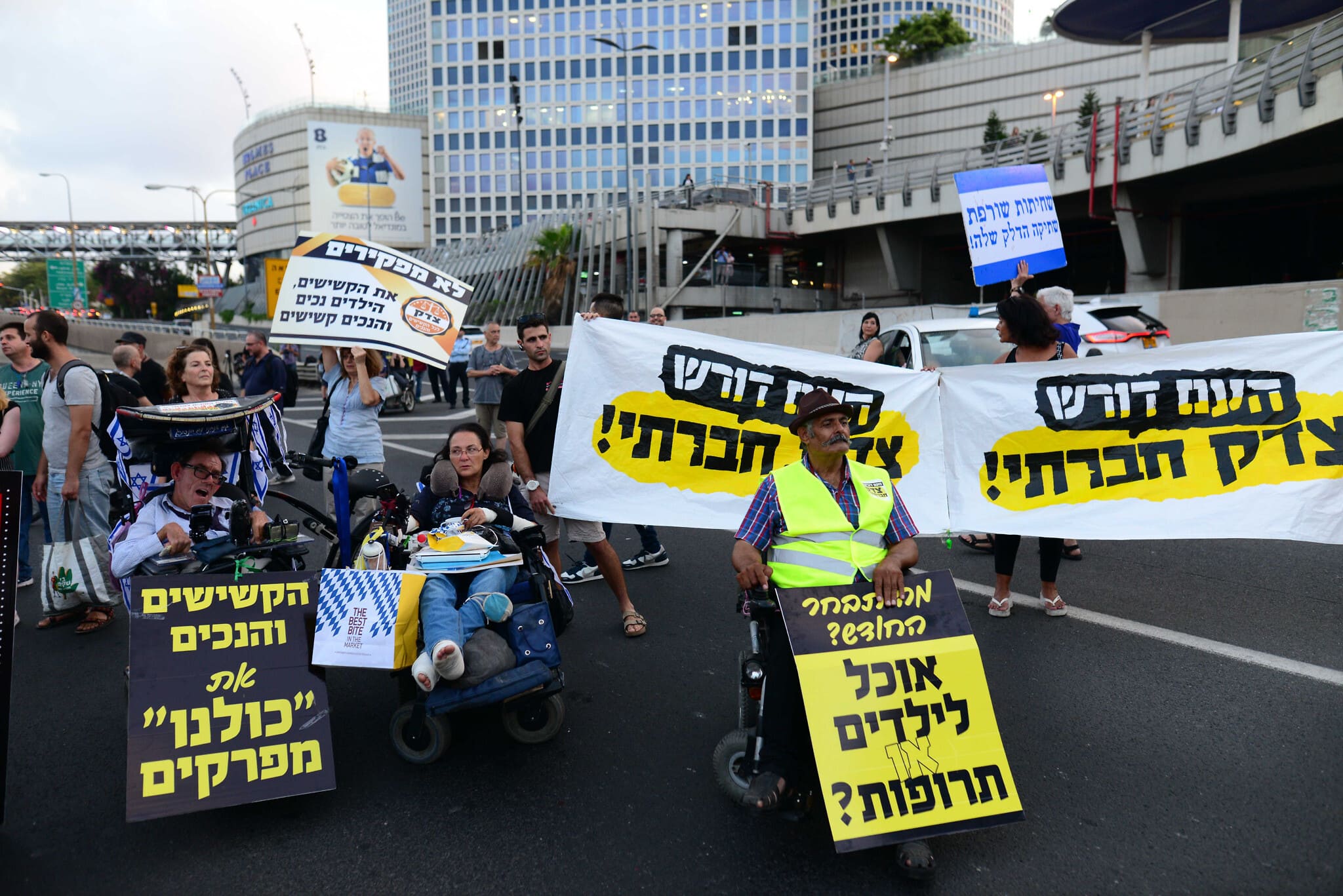 מחאת הנכים ב-31 במאי 2018. המפגינים חסמו את נתיבי איילון בתל אביב, בסמוך לדרך השלום (צילום: תומר נויברג/פלאש90)