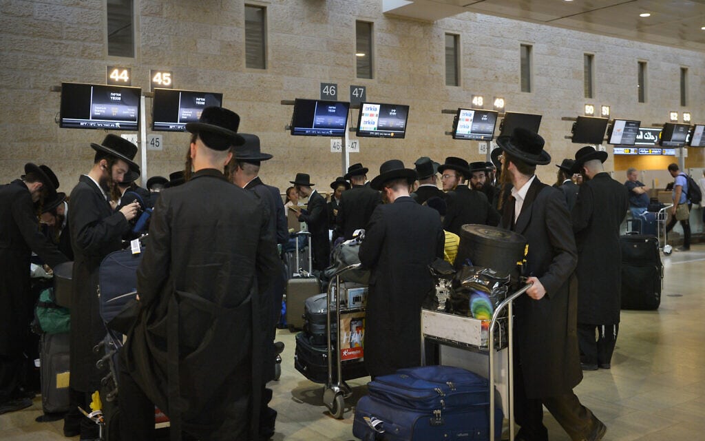 גברים חרדים מגיעים לנתב״ג לקראת המסע לקברו של רבי נחמן מברסלב באומן במהלך חג ראש השנה. 2018 (צילום: Avi Dishi/Flash90) גברים חרדים מגיעים לנתב״ג לקראת המסע לקברו של רבי נחמן מברסלב באומן במהלך חג ראש השנה. 2018 (צילום: Avi Dishi/Flash90)