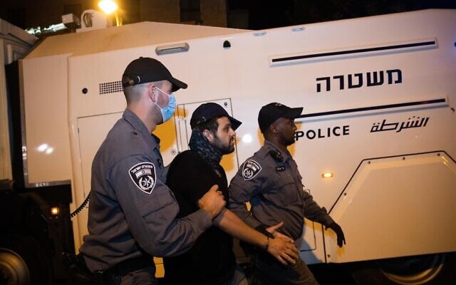 המשטרה מובילה מפגינים לזינזנה בירושלים במהלך ההפגנות שם (צילום: יונתן זינדל/פלאש90)