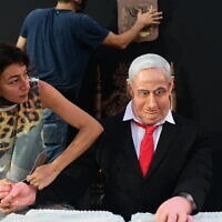 דמותו של נתניהו במיצב "הסעודה האחרונה" בכיכר רבין בתל אביב, יולי 2020 (צילום: Tomer Neuberg/Flash90)