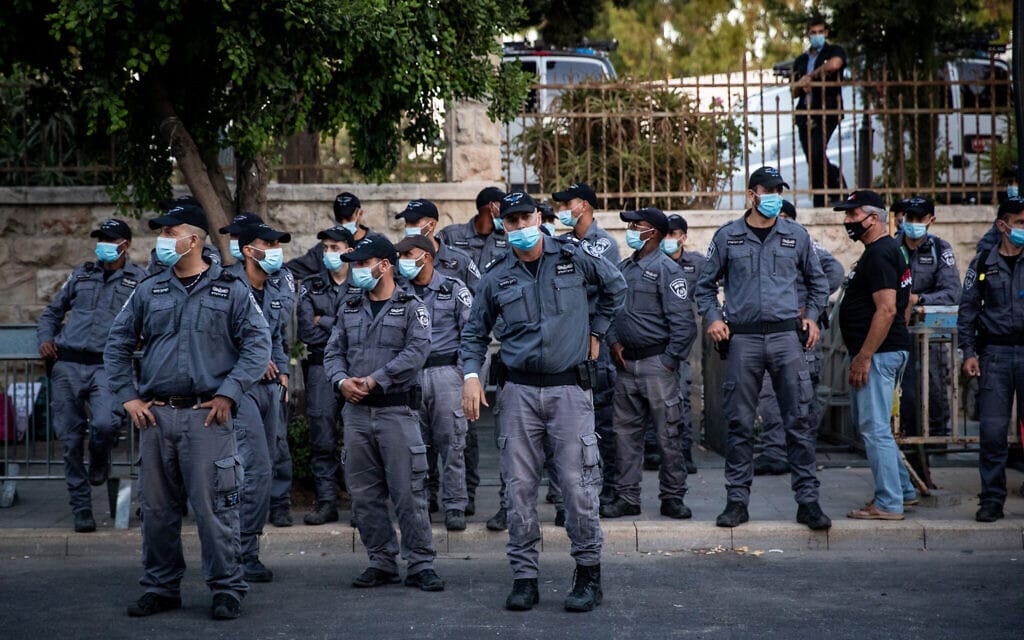 כוחות משטרה מתאספים בבלפור לקראת מחאת יום שישי, ב-17 ביולי 2020 (צילום: יונתן זינדל/פלאש90)