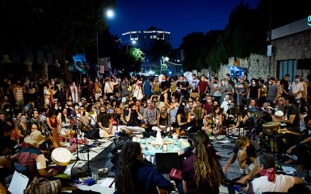 הפגנה שקטה ליד מעון רה&quot;מ בירושלים, 4 באוגוסט 2020 (צילום: יונתן סינדל / פלאש 90)