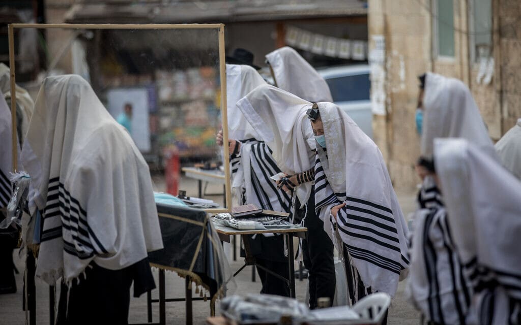 מתפללים מחוץ לבית הכנסת. אוגוסט 2020 (צילום: Yonatan Sindel/Flash90)