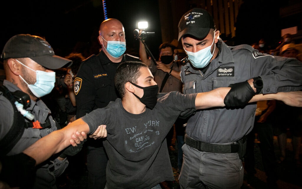 מעצרים במהלך ההפגנה במתחם בלפור, 15 באוגוסט 2020 (צילום: אוליבייה פיטוסי/פלאש90)