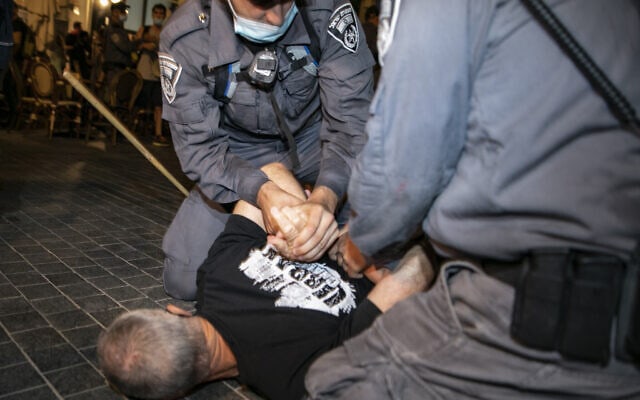 אבי קדיש נעצר על ידי המשטרה במחאה בירושלים, ב-22 באוגוסט 2020 (צילום: אוליבייה פיטוסי/פלאש90)