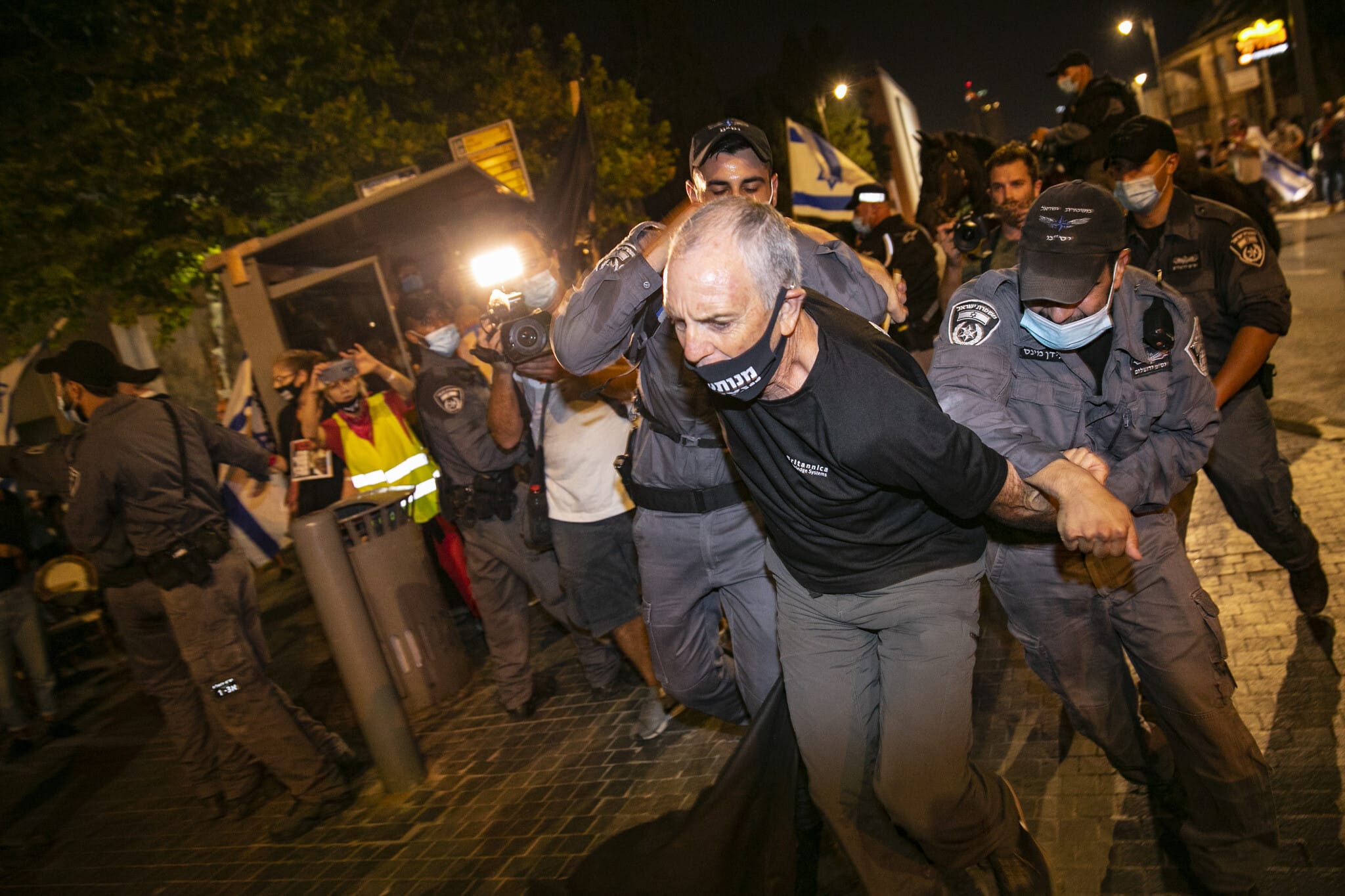 אבי קדיש מובל למעצר בירושלים, ב-22 באוגוסט 2020 (צילום: אוליבייה פיטוסי/פלאש90)