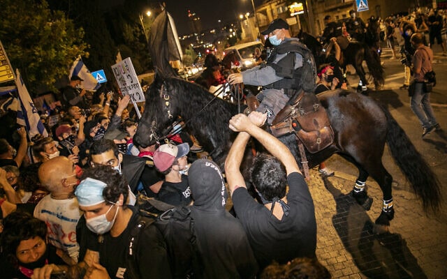 המשטרה מפגנה את המפגינים בירושלים עם סוסים (צילום: אוליבייה פיטוסי/פלאש90)