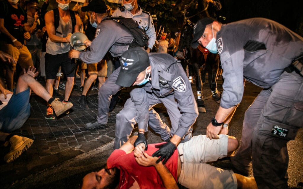 שוטרים מפנים מפגין, שמוחה נגד ראש הממשלה בירושלים, 22 באוגוסט 2020 (צילום: אוליבייה פיטוסי, פלאש 90)