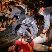 שוטרים מפנים מפגין, שמוחה נגד ראש הממשלה בירושלים, 22 באוגוסט 2020 (צילום: אוליבייה פיטוסי, פלאש 90)