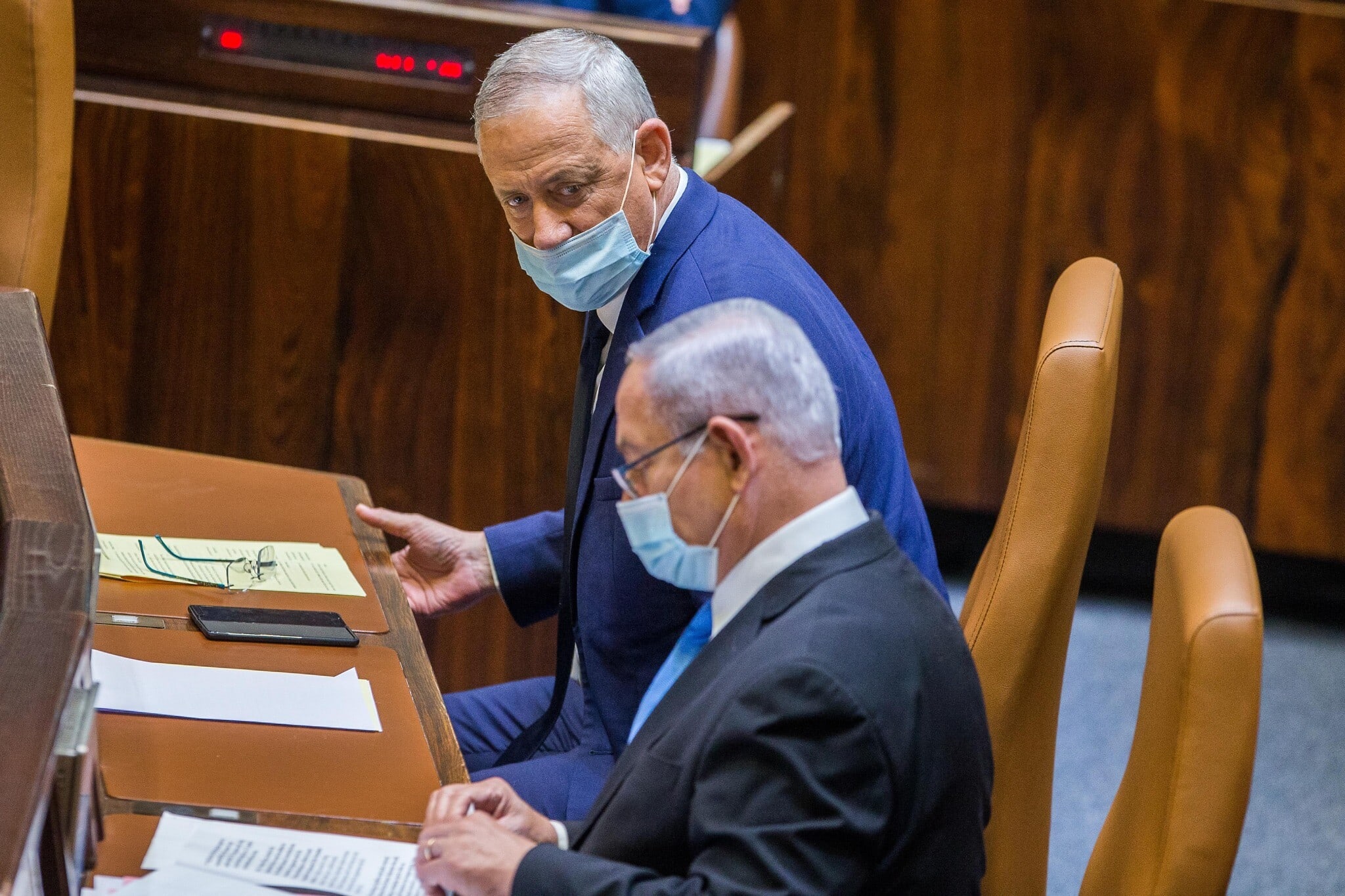 בנימין נתניהו ובני גנץ במליאת הכנסת בעת ההצבעה על דחיית מועד התקציב, ב-24 באוגוסט 2020 (צילום: Oren Ben Hakoon/POOL)