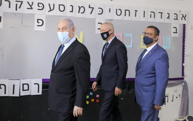ראש העיר משה ליאון, יואב גלנט ובנימין נתניהו מבקרים בבית ספר בירושלים, אוגוסט 2020 (צילום: Marc Israel Sellem/POOL)