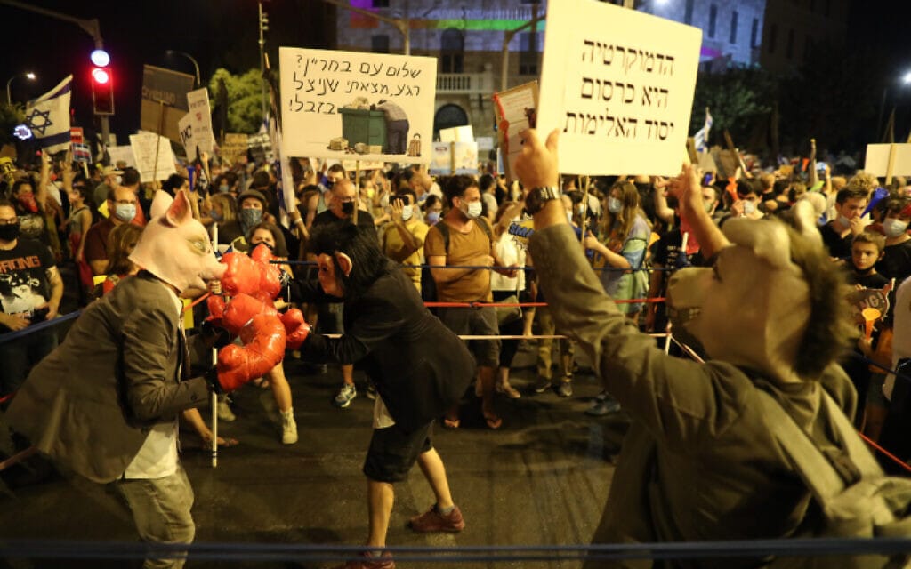 מוחים מפגינים בירושלים נגד ראש הממשלה בנימין נתניהו, 29 באוגוסט 2020 (צילום: יונתן זינדל, פלאש 90)