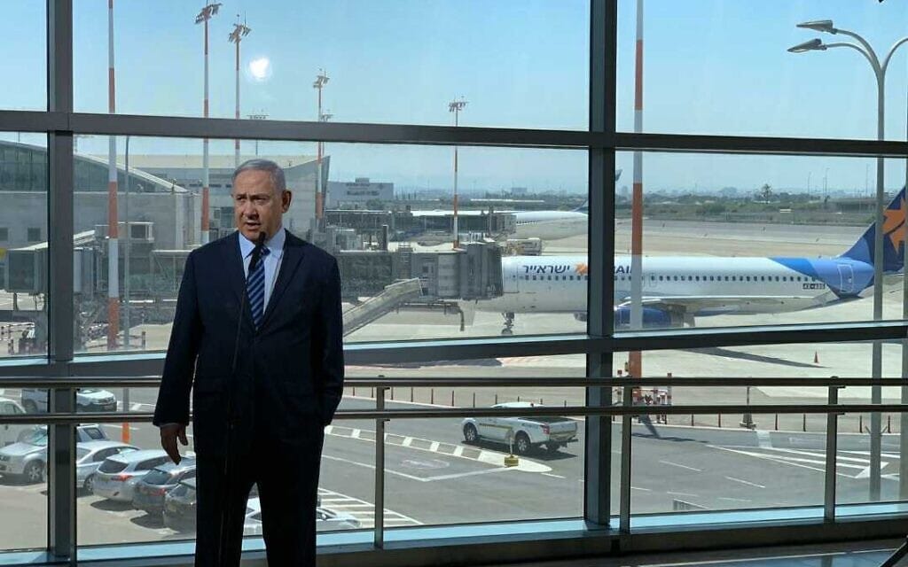 נתניהו בנתב״ג לאחר פתיחת השמיים (צילום: לע״מ) נתניהו בנתב״ג לאחר פתיחת השמיים (צילום: לע״מ)