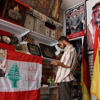 פוסטרים של חסן נסראללה מנהיג חזבאללה בלבנון ודגלי לבנון ופלסטין בחנות בעזה (צילום: Wissam Nassar, פלאש90)