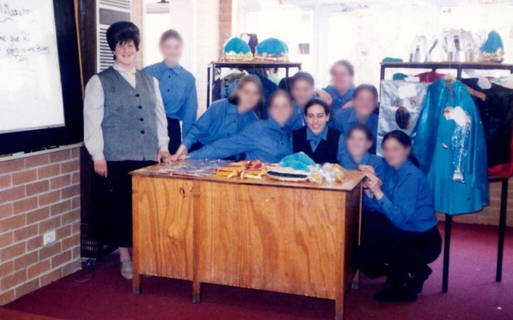 מנהלת בית הספר לבנות עדת ישראל מלכה לייפר (משמאל) עם תלמידותיה, בהן ניקול מאייר (במרכז), ב-2003 (צילום: Courtesy)