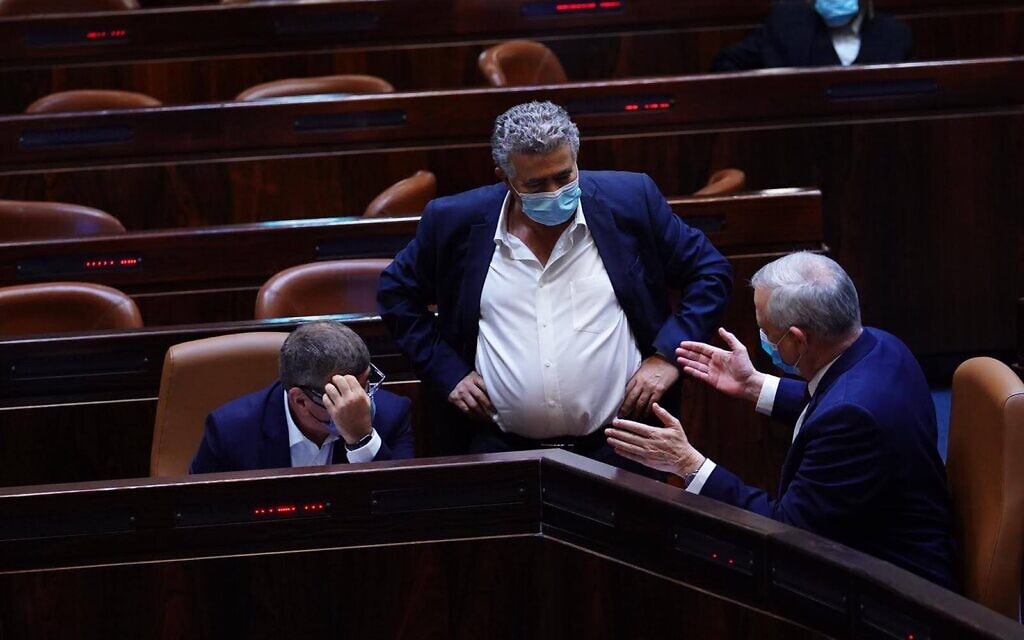 בני גנץ, עמיר פרץ וגבי אשכנזי בעת ההצבעה על פסקת ההתגברות ב-5 באוגוסט 2020 (צילום: עדינה ולמן, דוברות הכנסת) בני גנץ, עמיר פרץ וגבי אשכנזי בעת ההצבעה על פסקת ההתגברות ב-5 באוגוסט 2020 (צילום: עדינה ולמן, דוברות הכנסת)