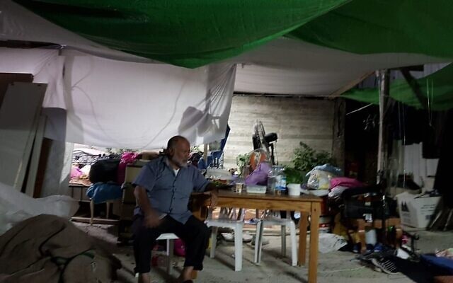 חמיד אבו סביי באוהל מאולתר בחצר ביתו בסילואן, אחרי צו ההריסה (צילום: איאד אבו סביי)