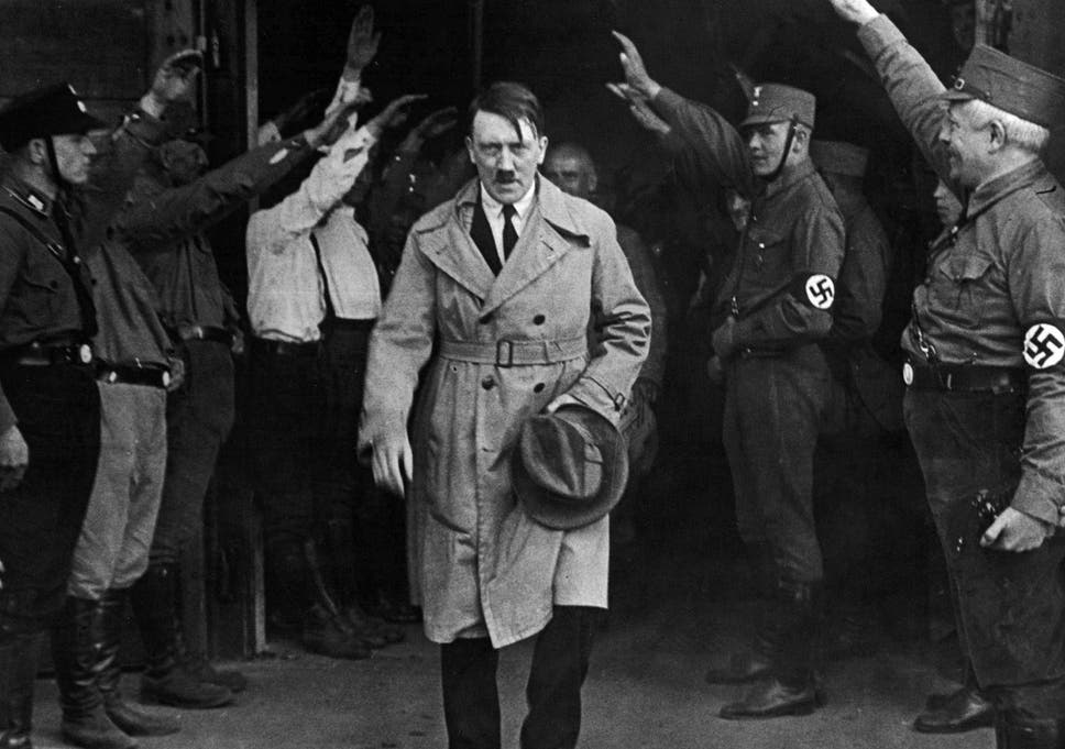 אדולף היטלר וחברי המפלגה הנאצית לפני מלחמת העולם השנייה (צילום: רשות הציבור)