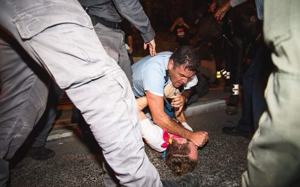 אלימות משטרה מהפגנת בלור 22.8.2020, צילום מתוך חשבון הטוויטר של יאיר גולן (צילום: איתי רון)