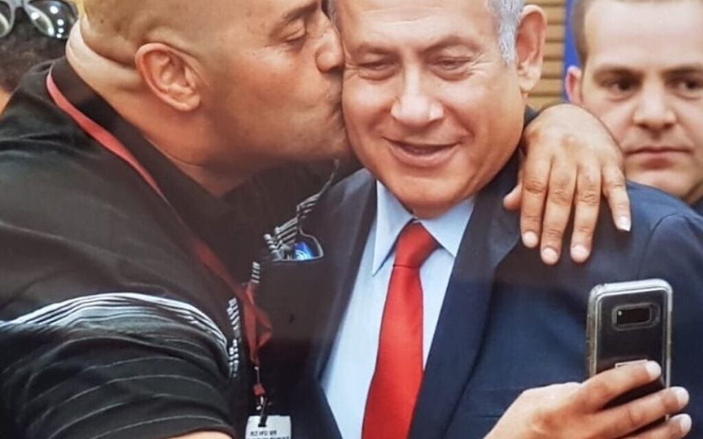 חיבוק בין ראש הממשלה לאיציק זרקא, צילום מפייסבוק