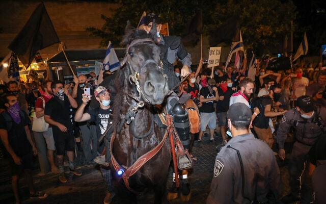 המשטרה מפזרת מפגינים נגד ראש הממשלה בירושלים, 22.8.2020 (צילום: אוליבייר פיטוסי, פלאש 90)