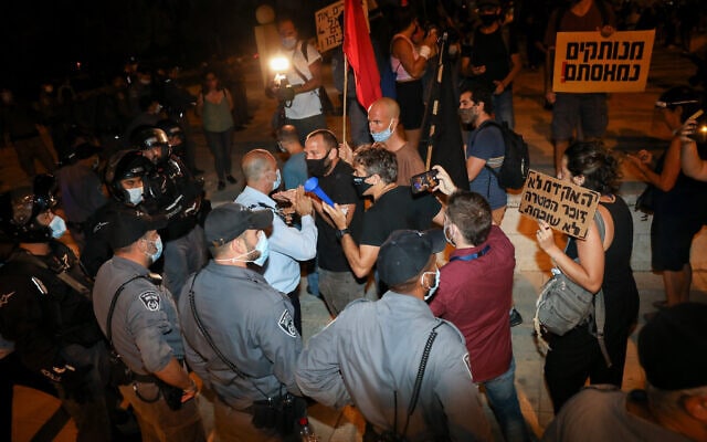 מפגינים נגד ראש הממשלה נתניהו צועדים בירושלים, 22 לאוגוסט 2020 (צילום: אוליבייר פיטוסי, פלאש 90)