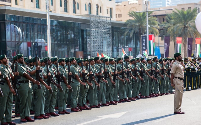 חיילי צבא איחוד האמירויות בצעדה הלאומית בדובאי, ב-28 בנובמבר 2015 (צילום: Francoisjabre/iStock)