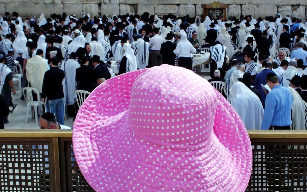 ארכיון, אישה מביטה לעבר תפילת הגברים בכותל המערבי (צילום: istockphoto/hameleonseye) ארכיון, אישה מביטה לעבר תפילת הגברים בכותל המערבי (צילום: istockphoto/hameleonseye)