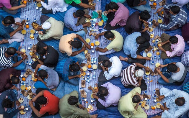 גברים מוסלמים מתאספים לארוחת איפטר ברחובות דובאי, 16 ביולי 2016 (צילום: kertu_ee/iStock)