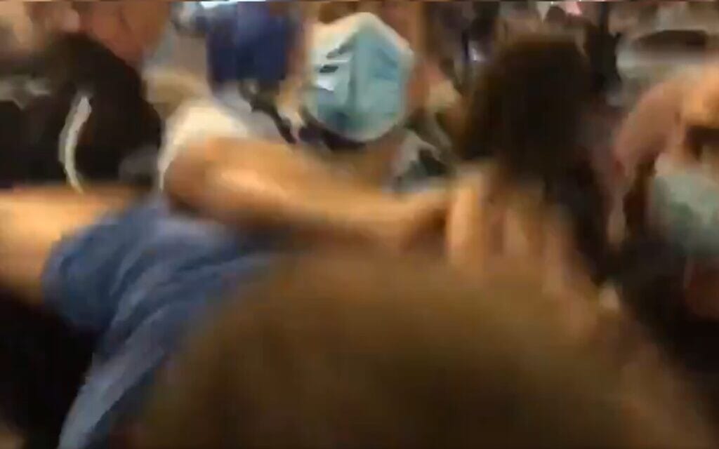 צילום מסך מתוך הסרטון בו דוחף סגן ניצב ניסו שחם את המפגין אביחי גרין