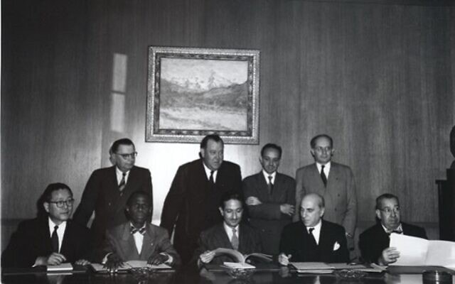 רפאל למקין, בשורה העליונה מימין, עם כמה מהנציגים הראשונים שחתמו על האמנה בדבר מניעתו וענישתו של הפשע השמדת עם (צילום: Wikimedia Commons CC-BY-SA)