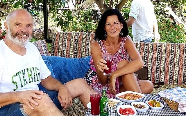אורלי לוק ובן זוגה בעיירת החוף התיירותית דליאן
