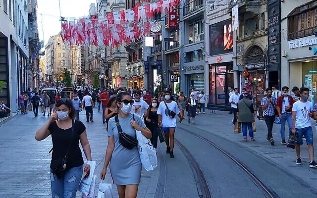 רחוב באיסטנבול. חובה ללבוש מסכות במרחב הציבורי בעיר (צילום: אורלי לוק)