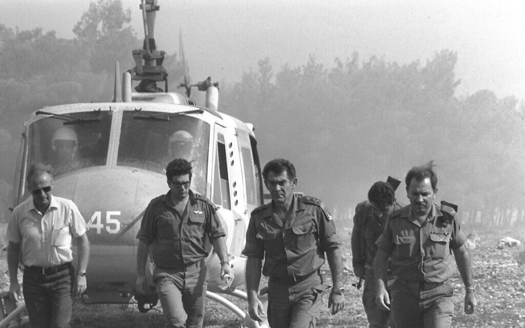 הרמטכ&quot;ל דוד אלעזר (דודו) במרכז, ברמת הגולן במהלך מלחמת יום הכיפורים, אוקטובר 1973 (צילום: ארכיון משרד הביטחון)