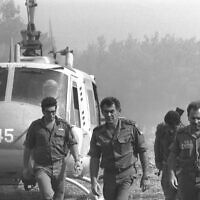 הרמטכ"ל דוד אלעזר (דודו) במרכז, ברמת הגולן במהלך מלחמת יום הכיפורים, אוקטובר 1973 (צילום: ארכיון משרד הביטחון)