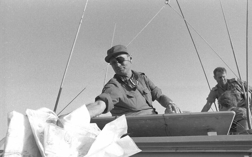משה דיין במהלך מלחמת יום הכיפורים (צילום: ארכיון משרד הביטחון)