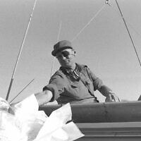 משה דיין במהלך מלחמת יום הכיפורים (צילום: ארכיון משרד הביטחון)