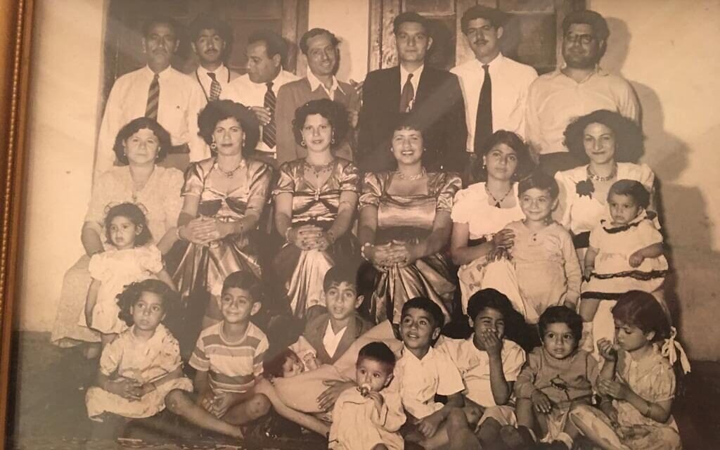 משפחתו של אברהים נונו בתמונה משפחתית שצולמה בשנות ה-50 של המאה ה-20 בבחריין (צילום: באדיבות נונו)