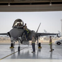 טייס וצוות של מטוס F-35 מתכוננים לצאת למשימה בבסיס חיל האוויר באל-דפרה באיחוד האמירויות הערביות, בתמונה מ-5 באוגוסט 2019 שפרסם חיל האוויר האמריקאי (צילום: Staff Sgt. Chris Thornbury/US Air Force via AP)