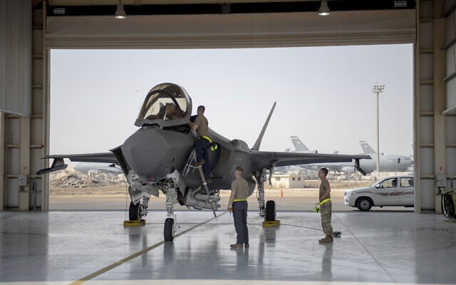 טייס וצוות של מטוסF-35 מתכוננים לצאת למשימה בבסיס חיל האוויר באל-דפרה באיחוד האמירויות הערביות, בתמונה מ-5 באוגוסט 2019 שפרסם חיל האוויר האמריקאי (צילום: Staff Sgt. Chris Thornbury/US Air Force via AP)