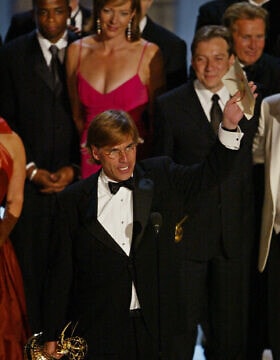 אהרן סורקין מקבל את פרס האמי לסדרת הדרמה הטובה ביותר עבור &quot;הבית הלבן&quot;, 2003 (צילום: AP Photos/Kevork Djansezian)