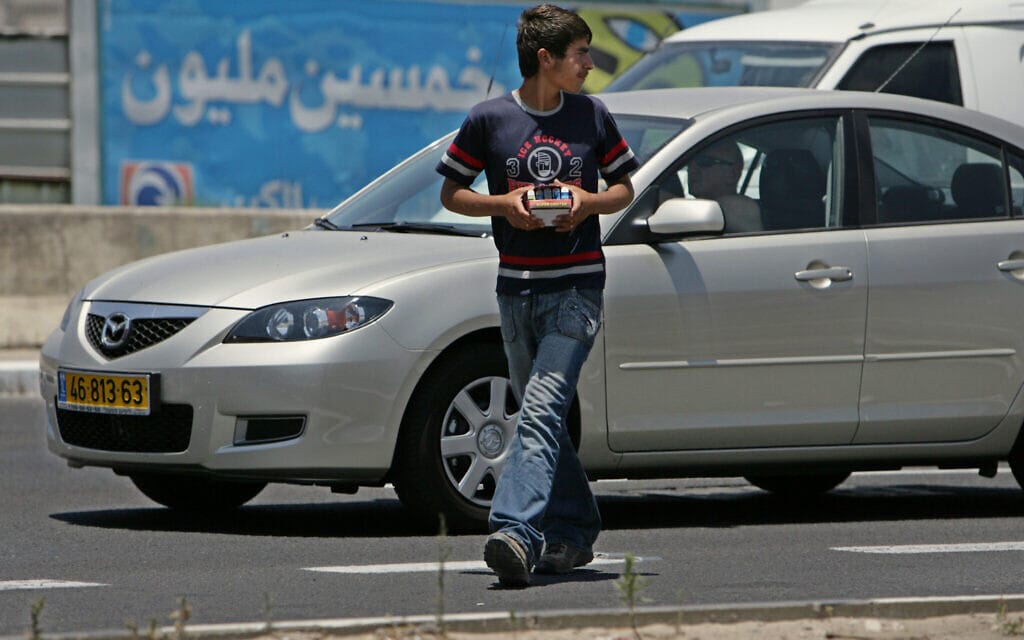 אילוסטרציה, ילד פלסטיני מוכר מצתים בכביש מחוץ לנצרת, ארכיון (צילום: AP Photo/Rachael Strecher)
