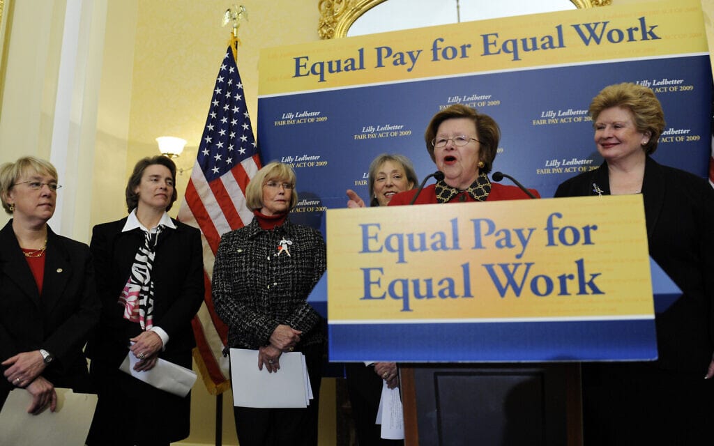 העברת החוק לשוויון בשכר בסנאט, ב-22 בינואר 2009 (צילום: AP Photo/Susan Walsh)