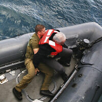 בנימין נתניהו (מימין) נעזר בחייל לאחר שאיבד את שיווי המשקל בעת ביקורו בצוללת בחיפה. תצלום ארכיון נובמבר 2009 (צילום: AP Photo/ Pavel Wolberg, Pool)