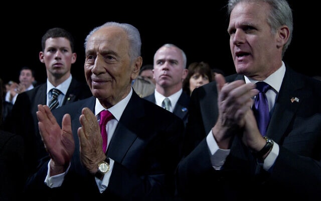 השגריר בארה&quot;ב מייקל אורן מלווה את הנשיא שמעון פרס בביקורו בוושינגטון, ארכיון, 2012 (צילום: AP Photo/Carolyn Kaster)