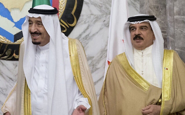 מלך סעודיה סלמאן ומלך בחריין חמד בן עיסא אל-חליפה, במהלך כינוס של מועצת שיתוף הפעולה של מדינות המפרץ בריאד, סעודיה, יום חמישי, 21 באפריל 2016 (צילום: AP/Carolyn Kaster)