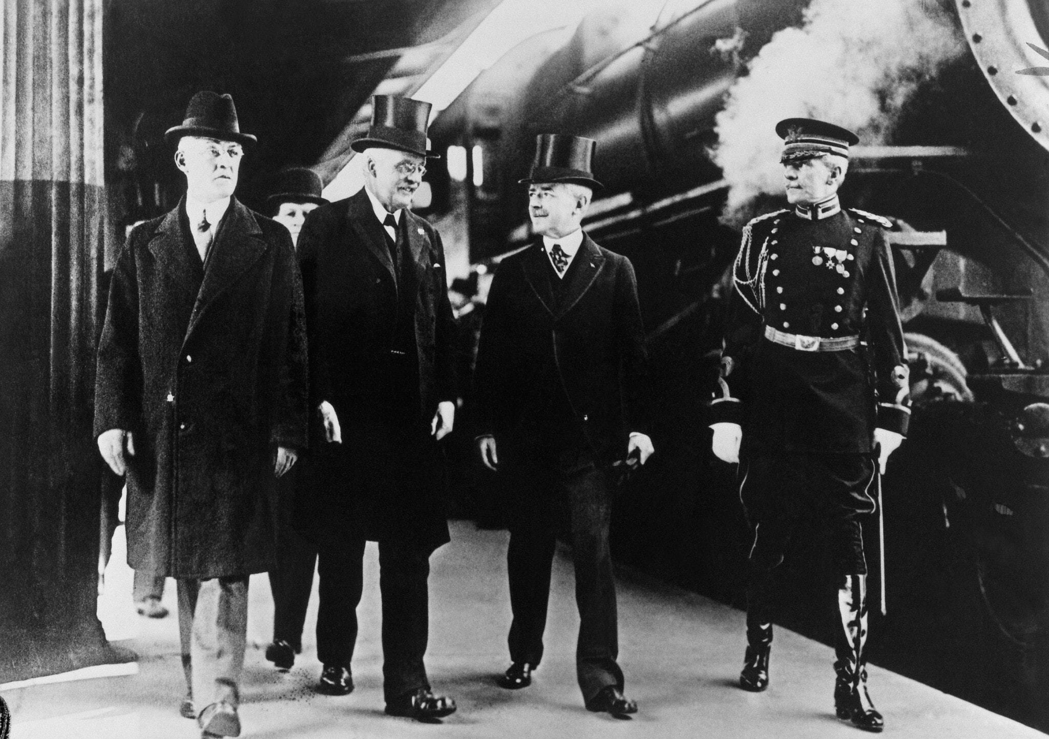 16 יום לאחר כניסת ארצות הברית למלחמת העולם הראשונה, הוועדה העליונה הבריטית בראשות בלפור (שני משמאל) הגיעה לוושינגטון כדי לדון בחלק שמילאה ארצות הברית בדרמה העקובה מדם, 1917 (צילום: AP)
