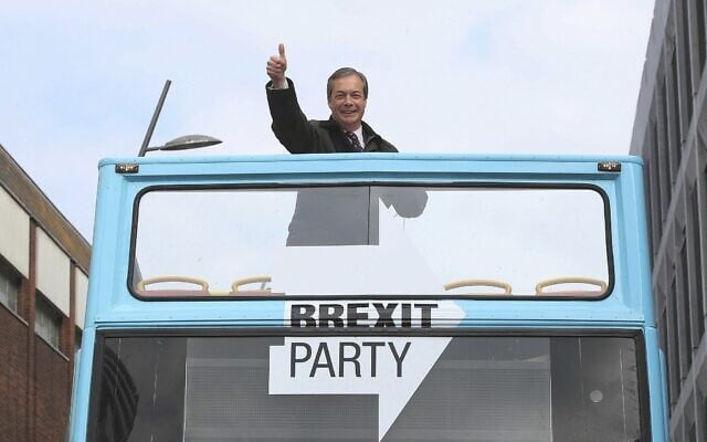 מנהיג מפלגת הברקזיט הבריטית, נייג&#039;ל פרג&#039;, מניף אגודל על אוטובוס עם גג פתוח במהלך מסע הבחירות לפרלמנט האירופי בסנדרלנד, אנגליה, 11 במאי 2019 (צילום: דני לוסון/PA באמצעות AP)